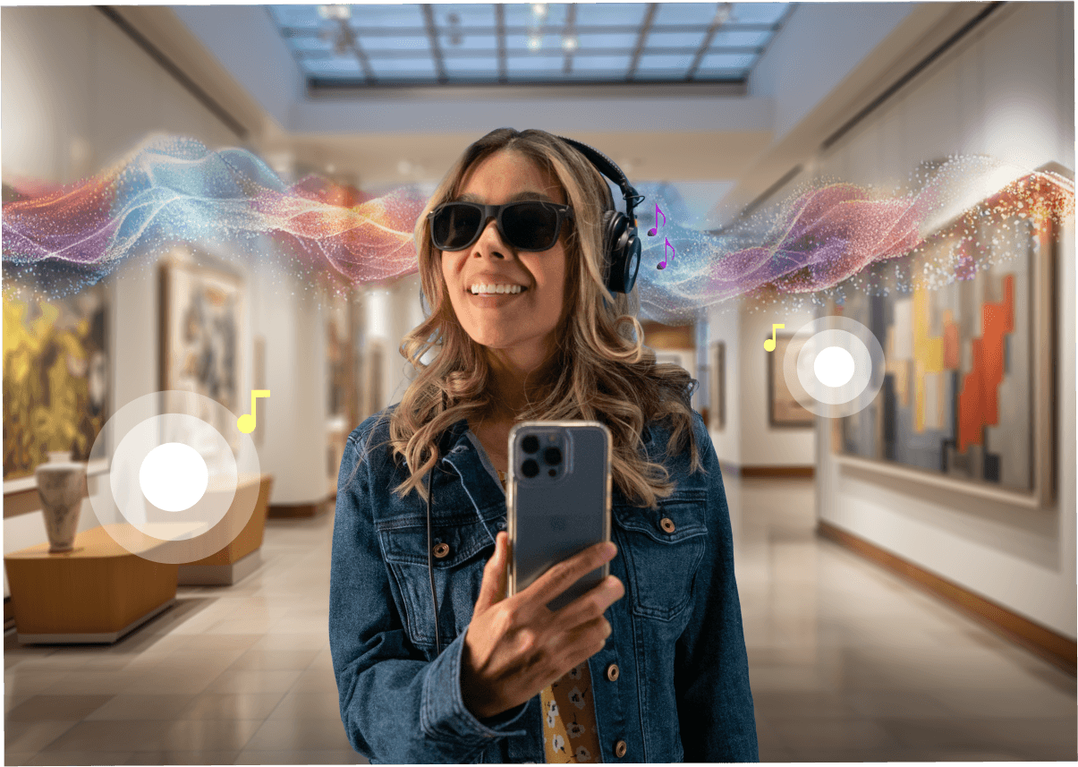 Un usuario lleva auriculares y sonríe mientras sostiene un smartphone en una galería de arte, rodeado de coloridas ondas de luz abstractas e iconos de notas musicales que representan una experiencia de realidad aumentada basada en audio para personas con discapacidad visual.