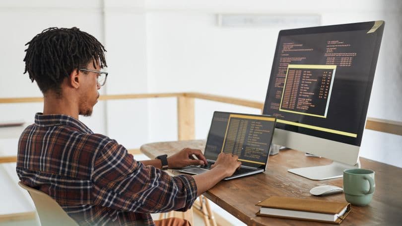 Person, die am Computer programmiert